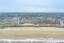 Links het Palace Hotel, het vroegere Bouwes Hotel, het bouwsel rechts is het voormalige Dolfirama