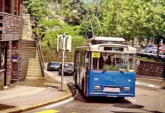 Lugano trolleybus 121, op Hess-chassis gebouwd in 1974, Via Romeo Manzoni, achter het station, Westwaarts onderweg op lijn 4