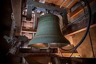 Luidklok uit 1992, gegoten door Eijsbouts, in toonhoogte B1.