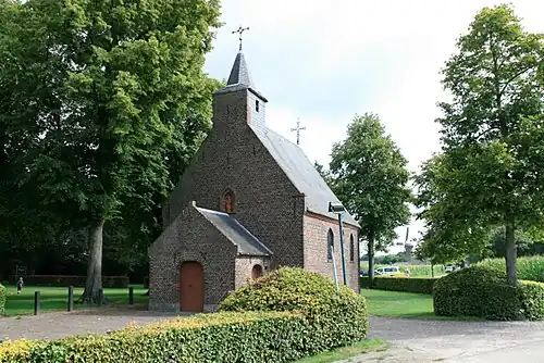 Het Heilig Kruiskapel met op de achtergrond De Grenswachter te Luyksgestel.