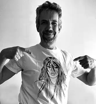 Luk Martens in 2025. Hij draagt een t-shirt met daarop zijn stripheldin ‘Deeria’