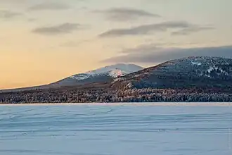 Uitzicht op de Loekasj (1.014 m) vanaf het Zjoeratkoelmeer.