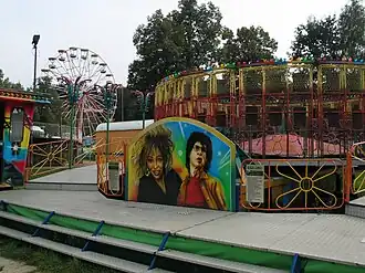 Een aantal attracties in het park, waaronder het reuzenrad en de carrousel