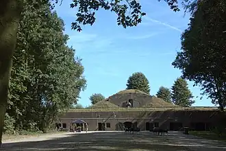 Keelzijde kazerne en boven de remise