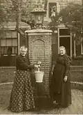 Luthers Hofje en waterpomp in 1910