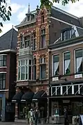 Winkel met bovenwoning in eclectische stijl met neo-renaissancistische en art-nouveau-elementen