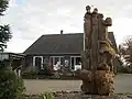 Sculptuur „Karussell des Lebens“ (carrousel van het leven) voor het Heimathuus (dorpshuis) van Lutten