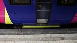 Instap in Lutterbach. De rubberrand verkleint de afstand naar de trede.