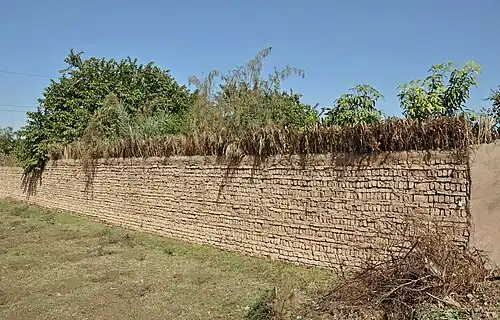 Een hedendaagse muur in leemsteen op het platteland ten zuiden van Luxor (Egypte)