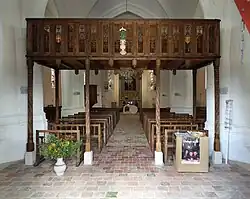 Interieur van de kerk, met het doksaal op de voorgrond