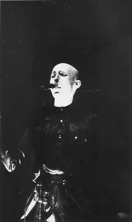 Sal Solo tijdens een concert van Classix Nouveau in het Lyceum Theatre in Londen (oktober 1980)