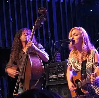 Lydia Loveless (rechts) met haar echtgenoot bassist Ben Lamb (links) tijdens een concert in Fort Collins, Colorado (2011)