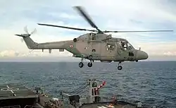 Een Lynx-helikopter die opstijgt van de Ouragan.