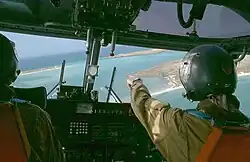 Een Lynx-helikopter van de Franse marine die vliegt boven Musha en de eilanden van Mascali (luchtvleugel van het Motte-Picquet fregat).