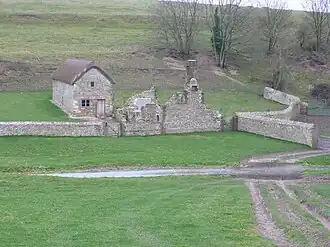 Kapel van Lyscombe; ernaast de ruïnes van het huis van de priester