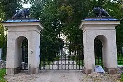 Ingang van het park bij het landhuis