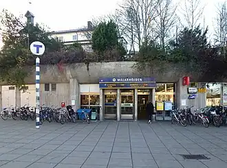 De ingang onder de kerk