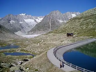 Het Märjelenstuwmeer, enkele kleine meren van smeltwater, en de rand van de Aletschgletsjer
