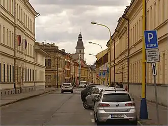 Mäsiarska ulica - Overzicht. Op de achtergrond ziet men de toren van de kerk van de Aartsengel Michaël.
