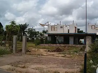 Een door de oorlog verwoest medisch centrum in Bouaké (foto: okt 2005).