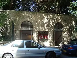 Het nogal a-typische ingangsgebouwtje aan de rue de Navarre