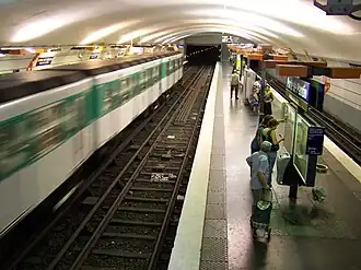 Porte de Pantin was ooit de terminus, derhalve beschikt het station over 4 perronsporen