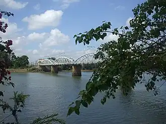 De brug over de Đồng Nai.