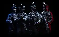 M-Squadron operators dragen hetzelfde kenmerkende grijze uniform als de overige DSI-afdelingen