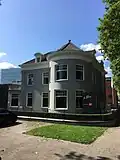 Opvallend neoclassicistisch Woonhuis, gebouwd in 1907 naar een ontwerp van de Enschedese architect G.Beltman in opdracht van de heer J. Scholten.