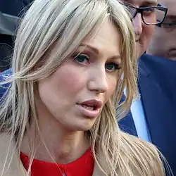 Magdalena Ogórek (36), historicus, tv-presentatrice, partijloos, gesteund door de Alliantie van Democratisch Links (SLD).