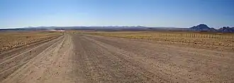 Een weg nabij de Steenbokskeerkring in Namibië.