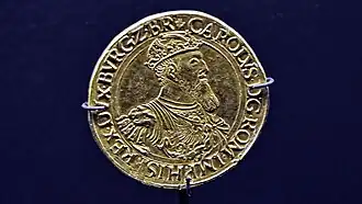 Een gouden carolusgulden, geslagen in 1552, in het Museum aan de Stroom