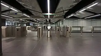 De verdeelhal met toegangspoortjes