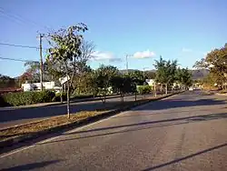 De hoofdweg (MG-010) in Cardeal Mota in de gemeente Santana do Riacho