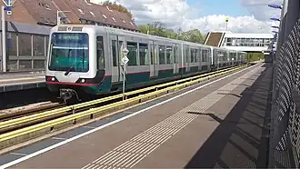 Driewagentrein in de oorspronkelijke kleurstelling op station Rhoon.