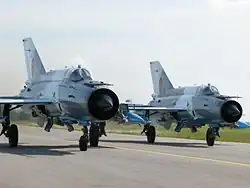 Twee MiG-21's op de startbaan.