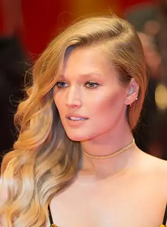 Toni Garrn (2017)