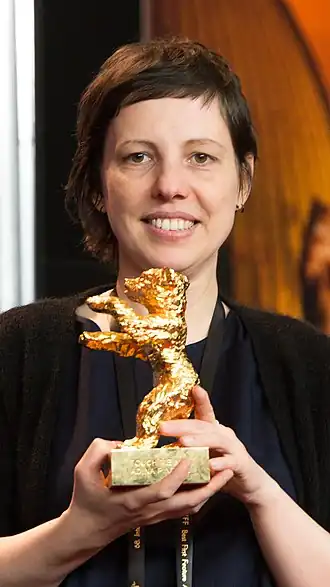 Adina Pintilie met de Gouden Beer op de 68e Berlinale