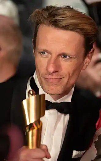 Alexander Scheer bij de Deutscher Filmpreis in 2019, met een Lola voor zijn hoofdrol in Gundermann.