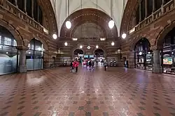 De toegangshal van de hoofdingang onder de toren.