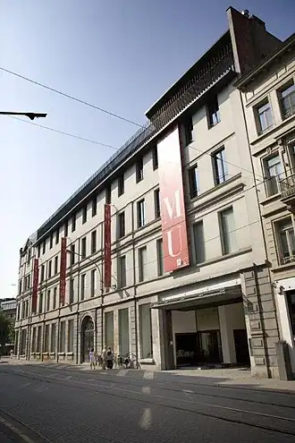 Het Modemuseum gezien vanuit de Nationalestraat