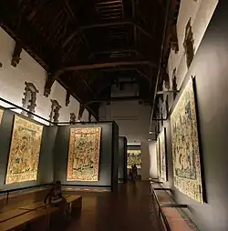 Een gedeelte van de wandtapijtencollectie in de bovenlakenhal