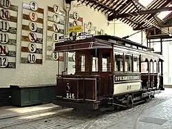 Halfopen motorwagen 346 van de Chemins de Fer Économiques met koersborden van de lijnen 8 t/m 10.