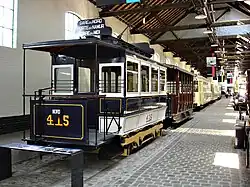 Motorwagen 415 van de Tramways Bruxellois uit 1888 uitgedost als lijn Noordstation – Naamse Poort – Zuidstation.