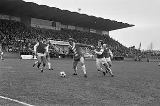 MVV-aanvoerder Herben (rechts) in duel met Hans Posthumus van Feyenoord op 6 februari 1972