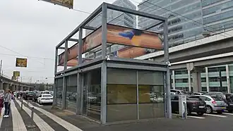 Gebouw met daarop Maalstroom nr. 1 Links daarvan een aantal foto's (augustus 2018)