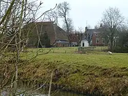 Zijaanzicht van de Enne Jans Heerd