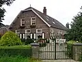 Langhuisboerderij met stal en kastanjeboom