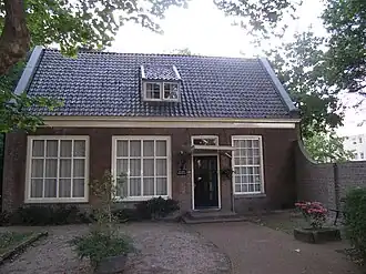 Voormalig koetshuis en tuinmuur