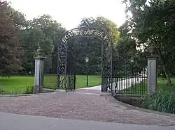 Smeedijzeren hekwerk aan de Diependaalsedijk met daarachter de oprijlaan en het park